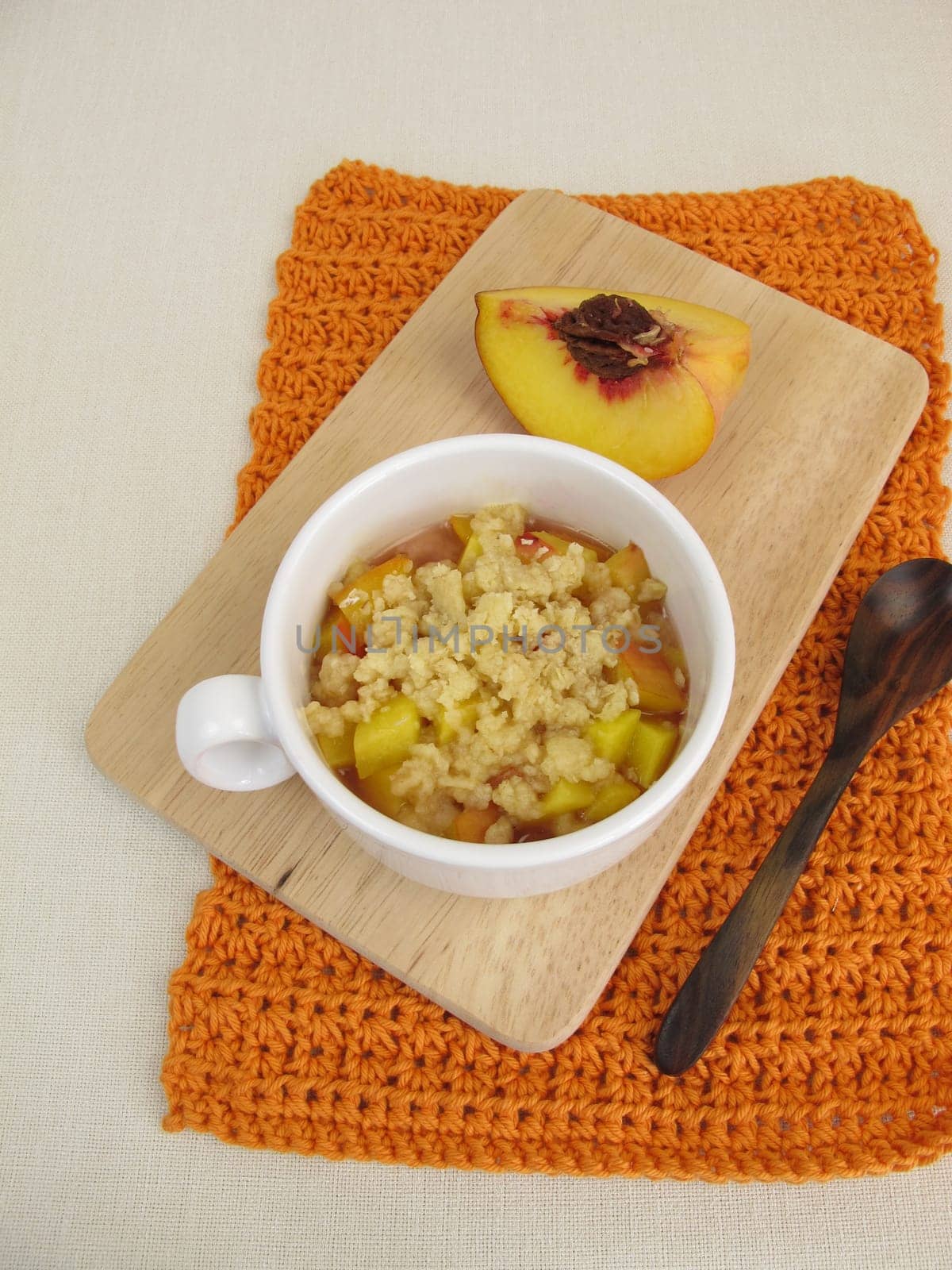 Cupscrumble with peach from the microwave