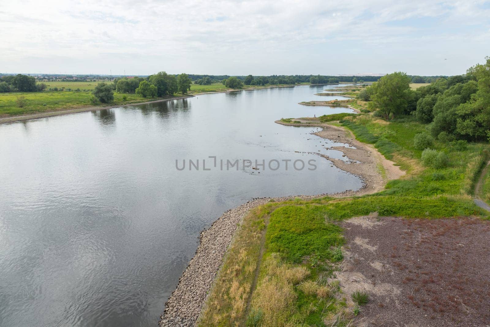 Curved bank of the Elbe with breakwaters and indentations