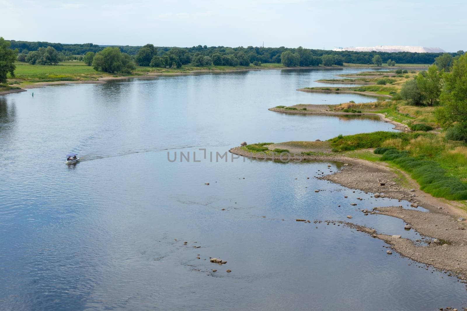 Curved bank of the Elbe with breakwaters and indentations