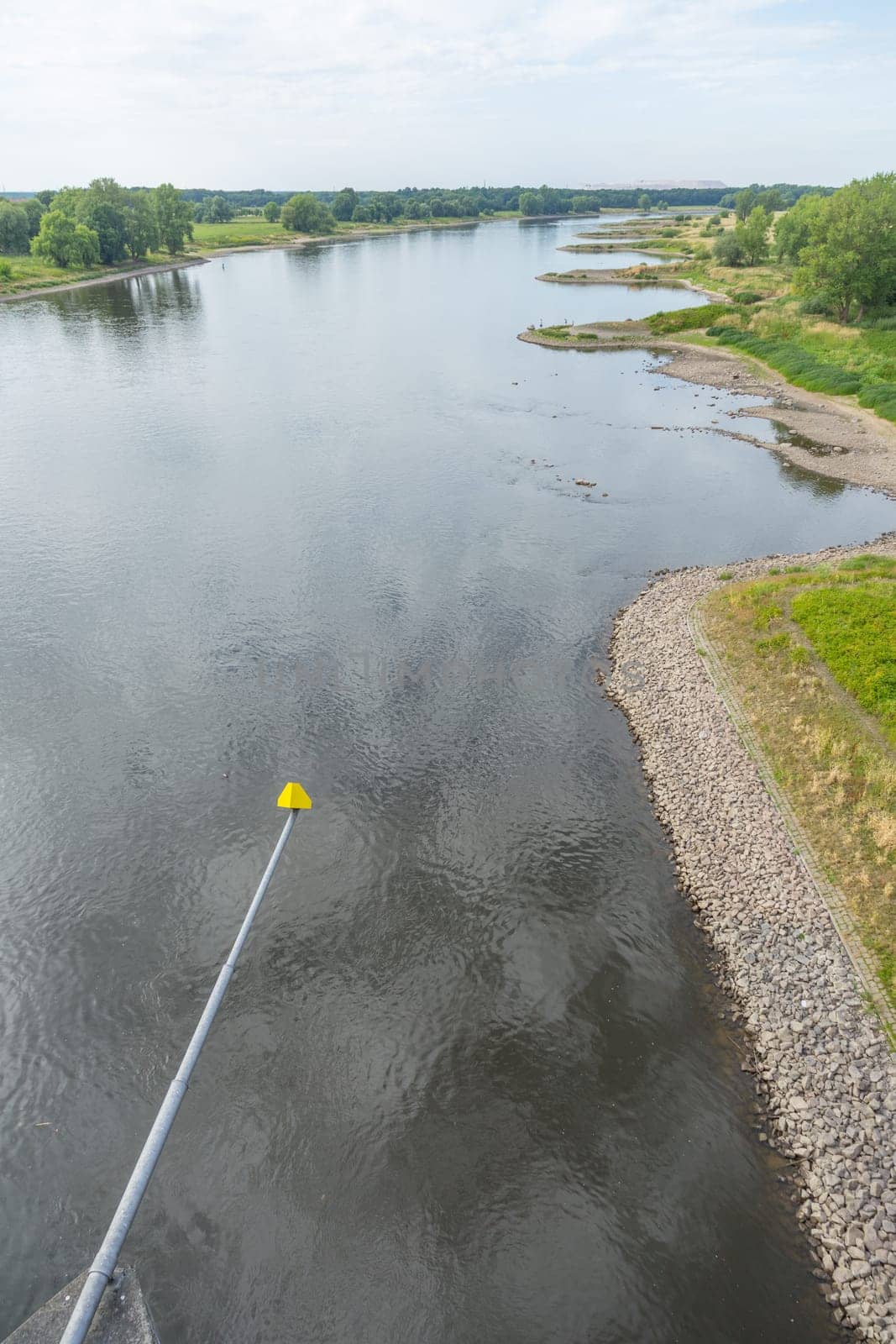 Curved bank of the Elbe with breakwaters and indentations