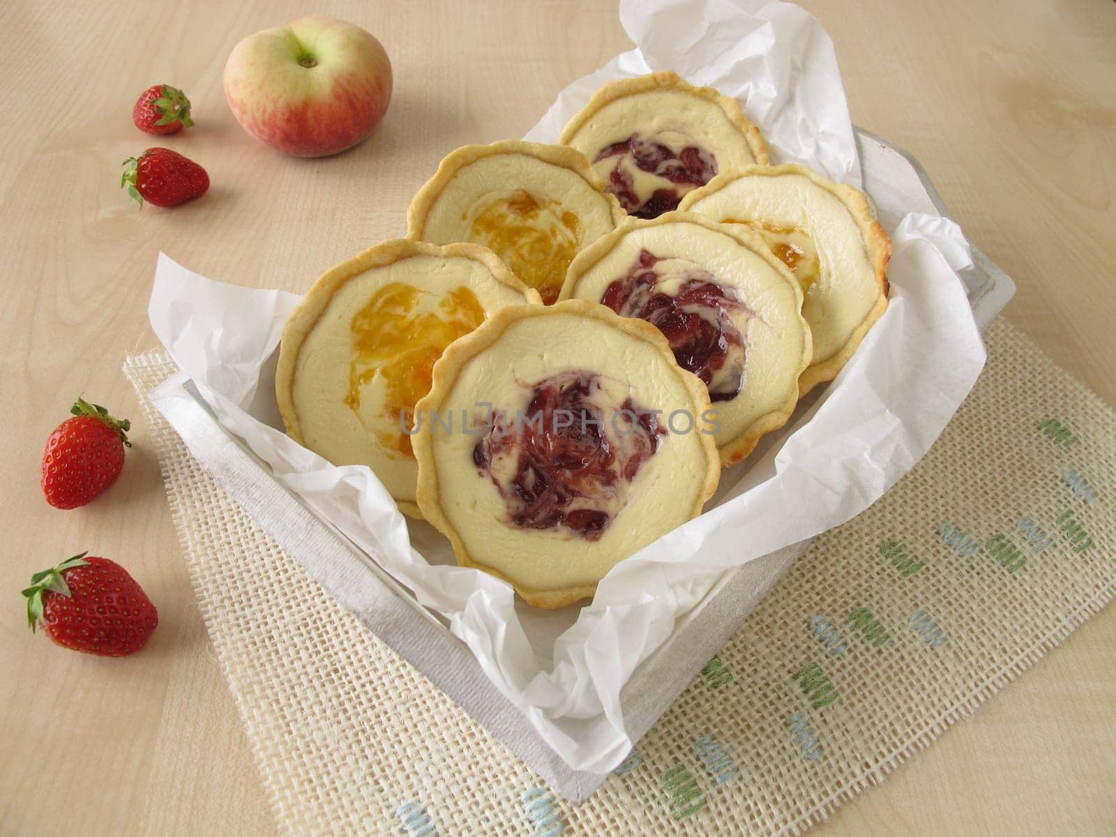 Small tartlets with quark,peach and strawberry