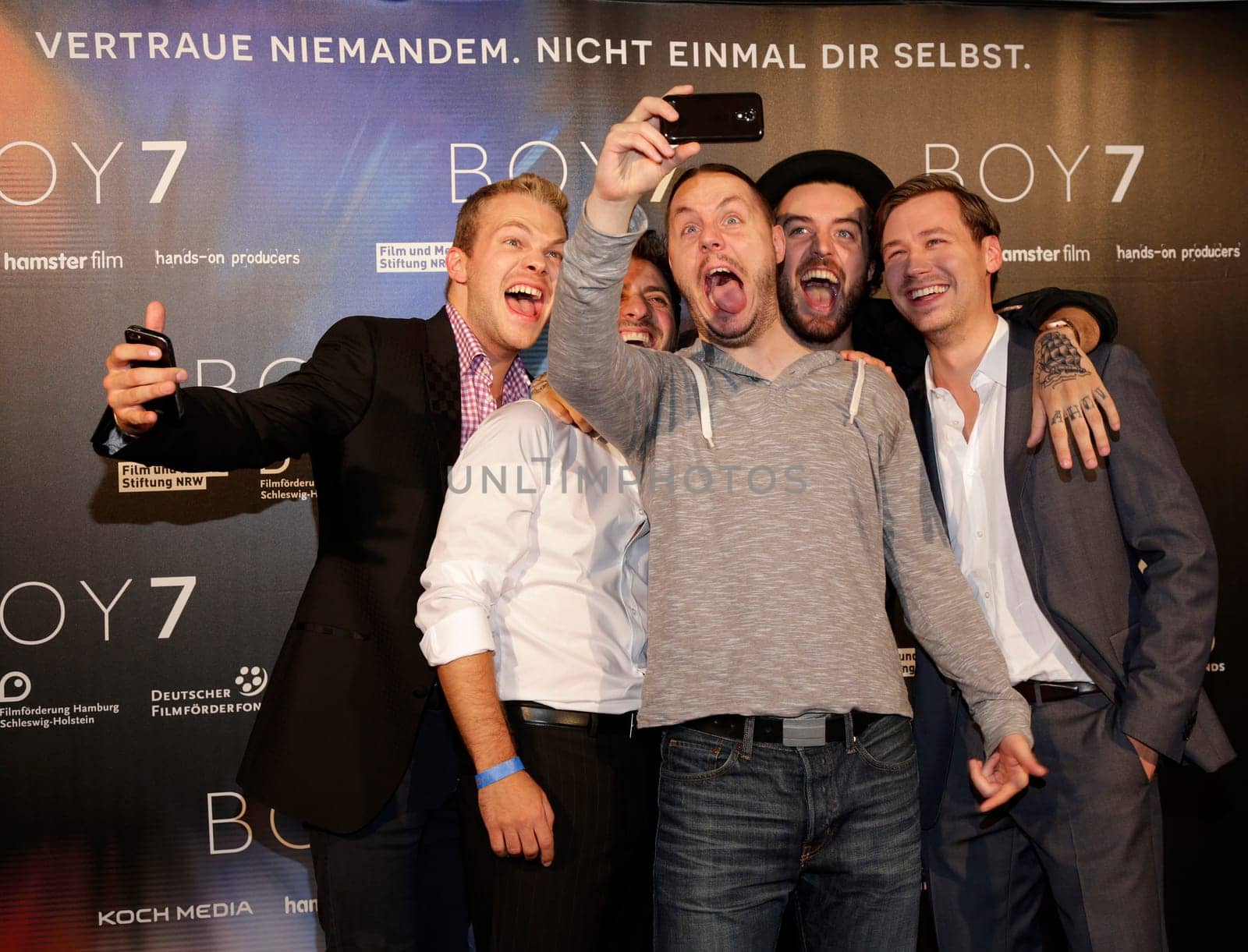 Ben Muenchow, Oezguer Yildirim, Buddy Oguen , Daniel Schuetter, David Kross beim Selfie machen ,  BOY 7 Kinotour im Cinemaxx Hamburg am 19.08.2015