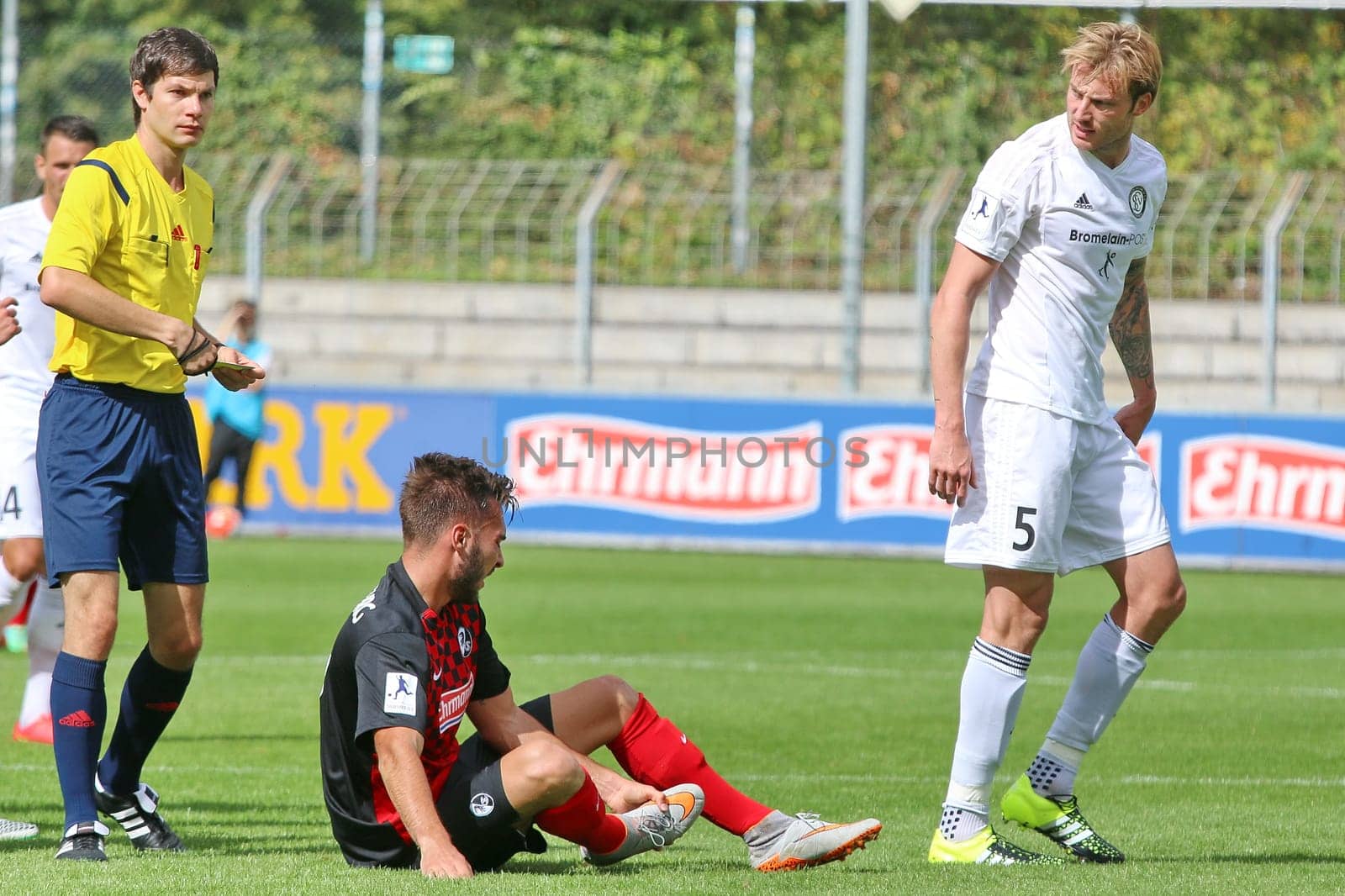 Referee Philipp Lehmann (Seitingen) gave the yellow card for the rustic clearing of Kevin Maek (right) against Freiburg's Fabian Schleusener,RL SW - 15/16 - SC Freiburg II vs SV Elversberg