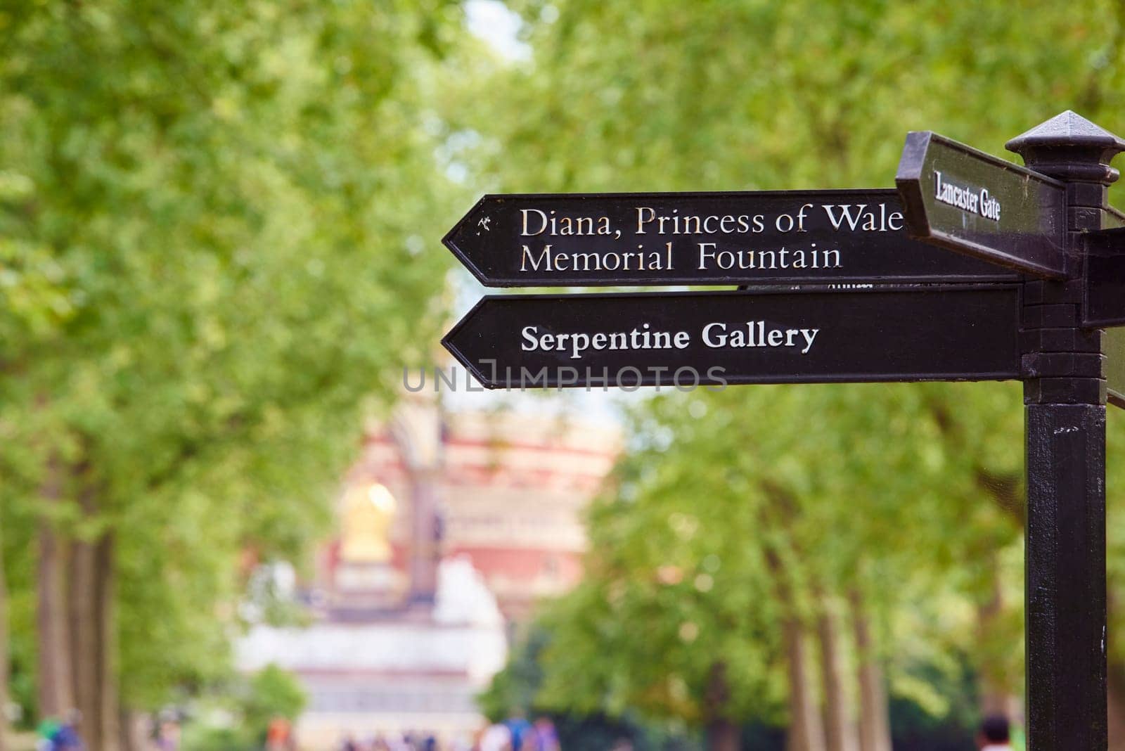 Direction sign in Kesington Gardens, London, UK, with arrow to Diana, Princess of Wales Memorial Fountain, and to the Serpentine Gallery.