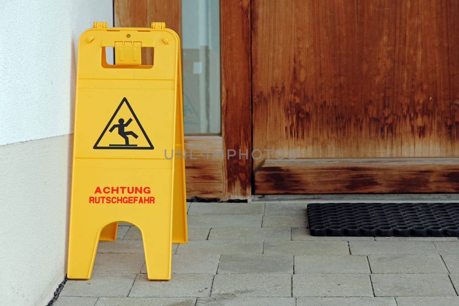 Note board - Attention to slip danger. Attention slippery floor