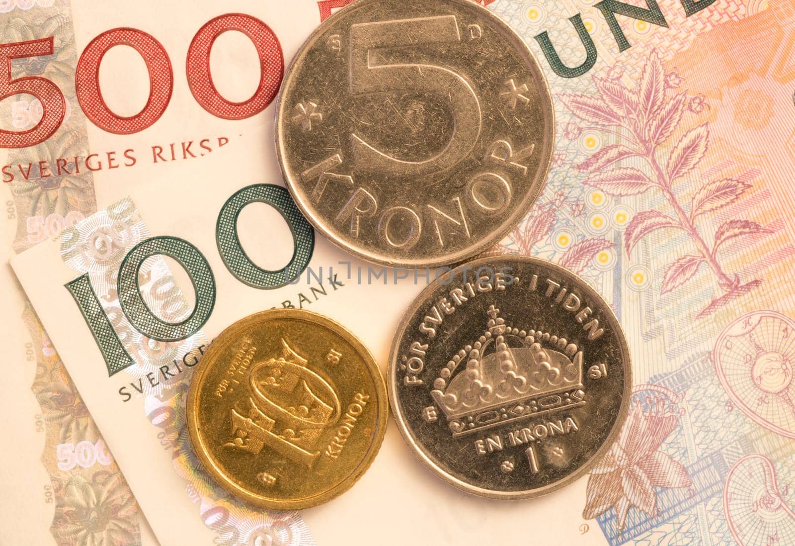 Swedish Currency Close Up 500, 100 bank notes, and a 10, 5 and 1 krona coin.