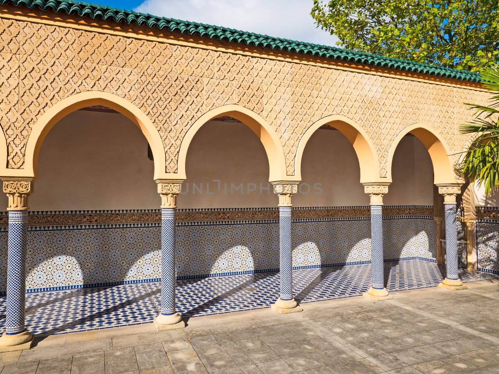 Vaulted arch with Moorish decoration in oblique view