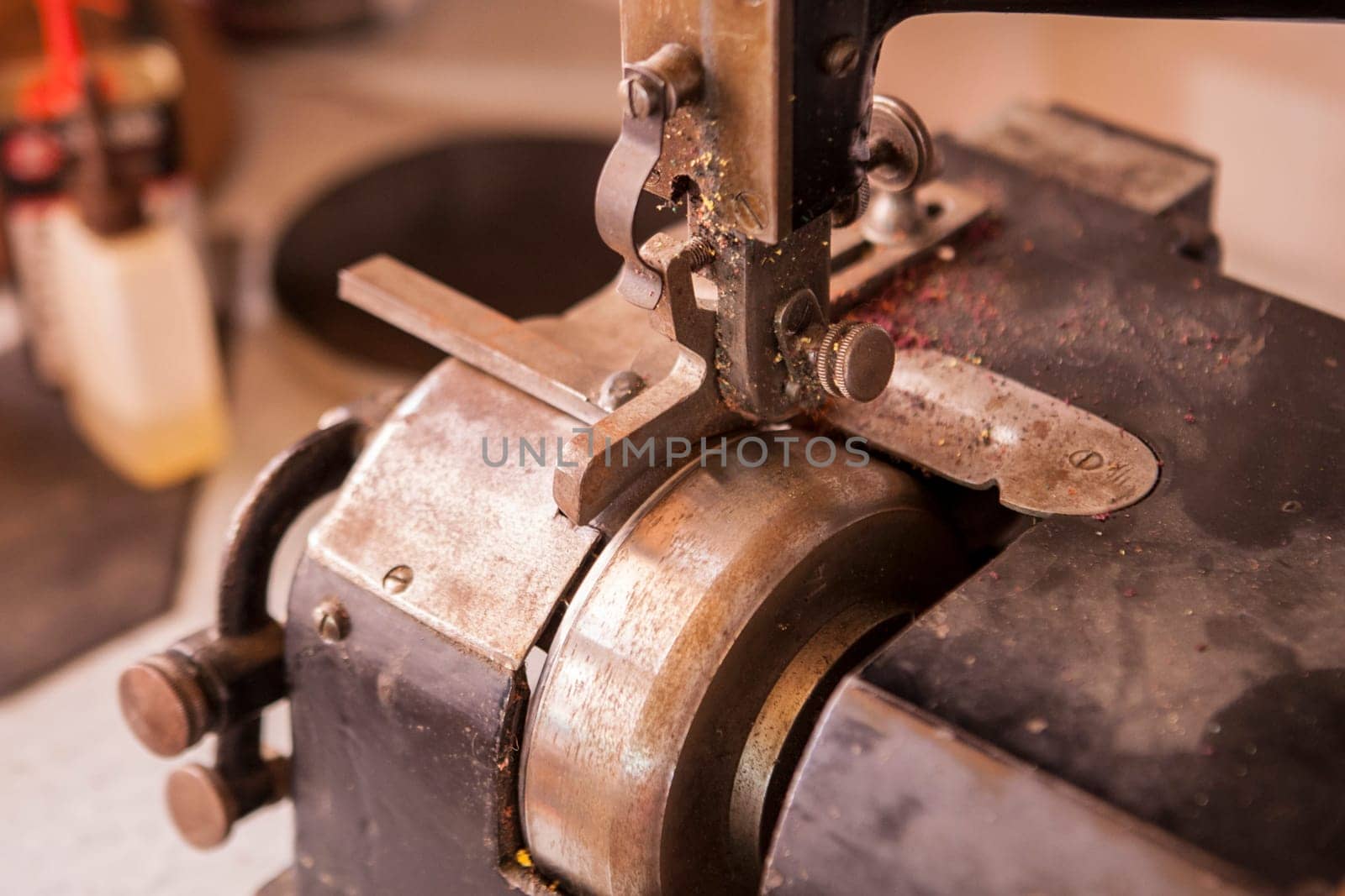 Rough and smooth down machine for leather  pieces