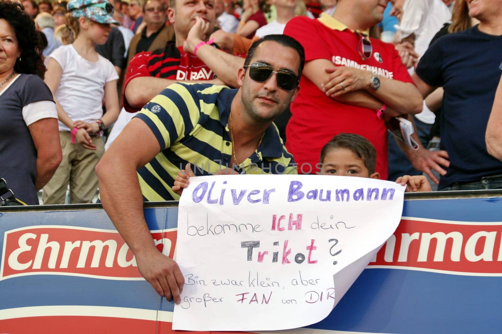 Young fan wants jersey from Freiburg keeper Oliver Baumann