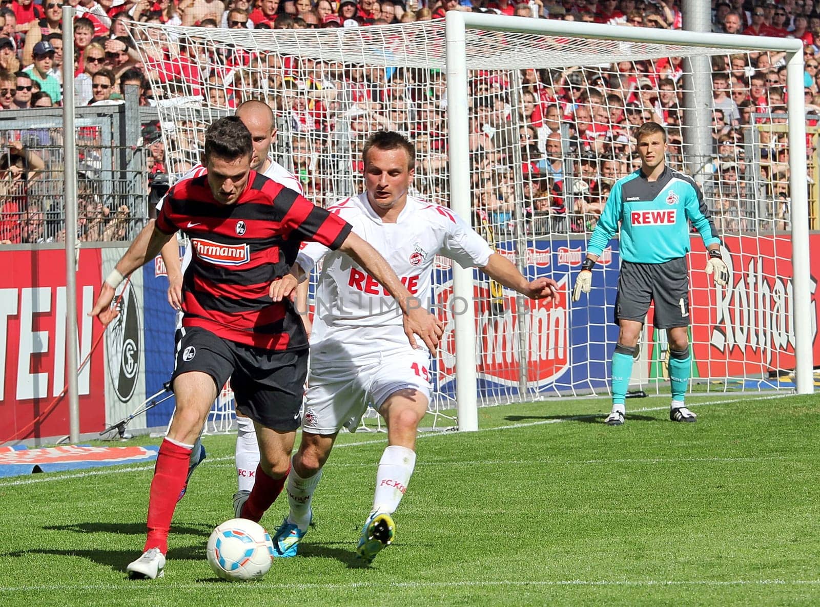Daniel Caligiuri cleverly shields the leather against the Cologne Slawomir Peszko.