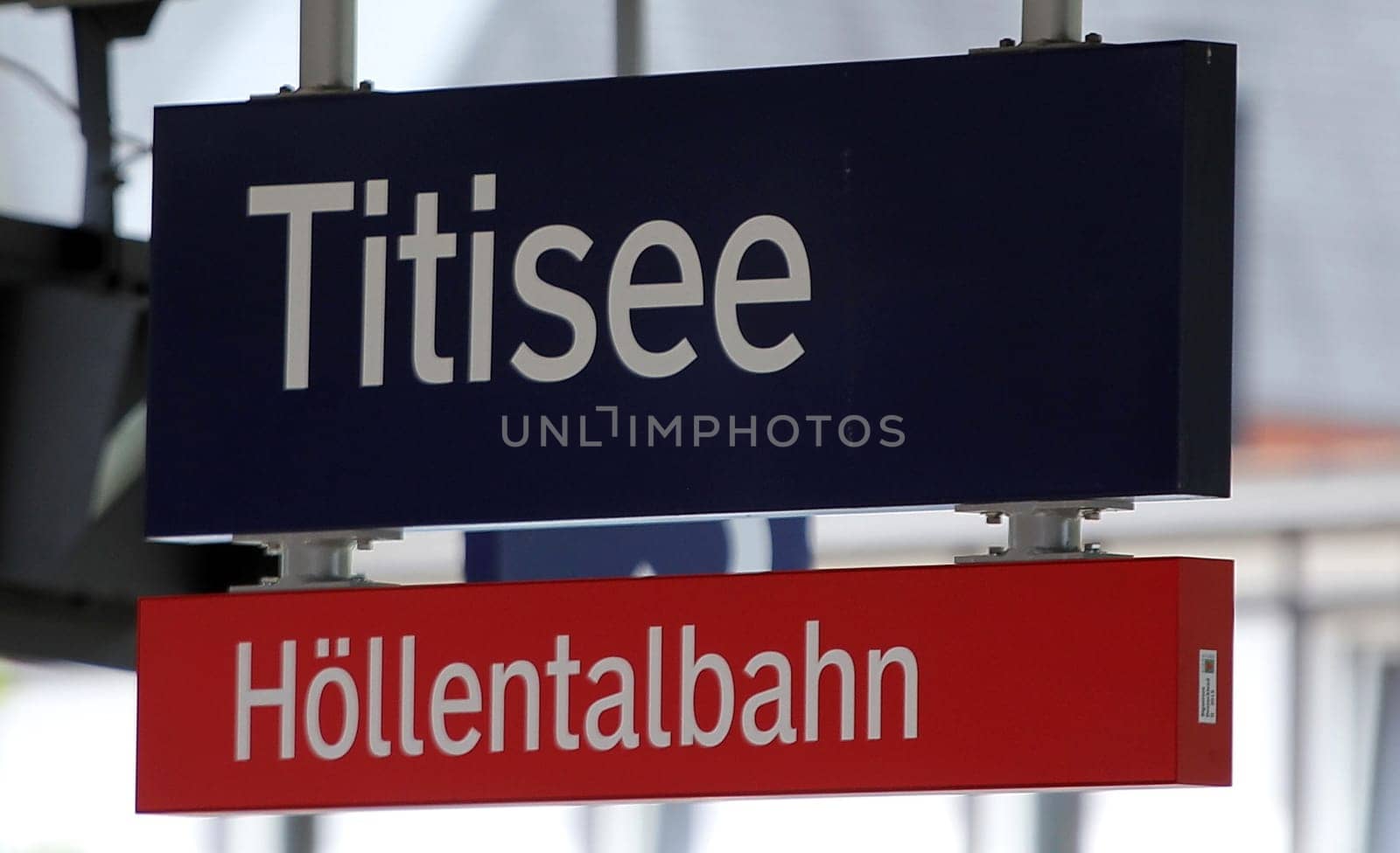 On 24 June 2012,the 125th anniversary of the 'Höllentalbahn' from Freiburg to Titisee was celebrated with a large station festival at Titisee station. Baden-Württemberg Transport Minister Winfried Hermann