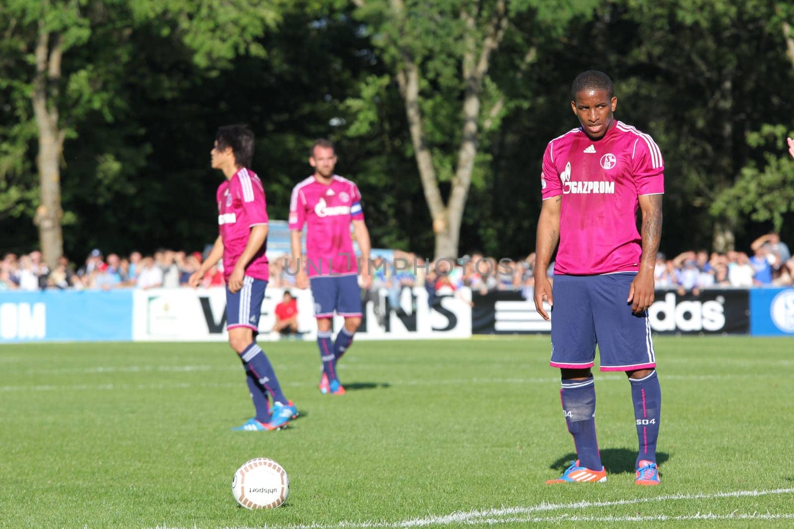 Jefferson Farfan scored with this free kick to give Schalker a 1-0 lead. Final score 2-0 against fc Villingen.