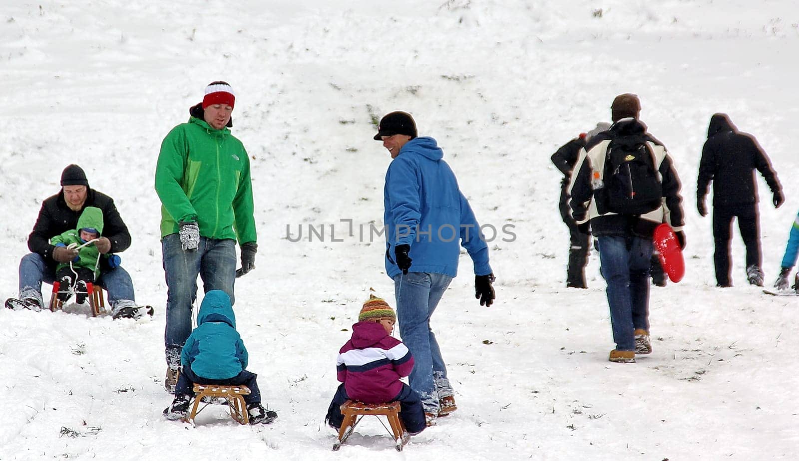 Winter has arrived in the Black Forest: the approximately 15 centimetres of fresh snow have not yet been enough for skiing. To the delight of the children - as here at the 'Kirchwald' in Hinterzarten/Hochschwarzwald - on Sunday could already take part in a tobogganing game.