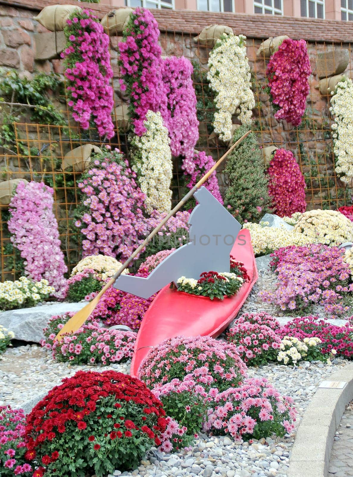 The chrysanthemum in Lahr has been around since 1997. Every autumn,the city centre of Lahr shines in colourful colours. Visitors from Germany and abroad,old and young will get their money's worth when visiting the Chrysanthema. And it is worth taking a souvenir from the chrysanthemum with you: liqueur,beer,soap,oil from chrysanthemums can be purchased there.