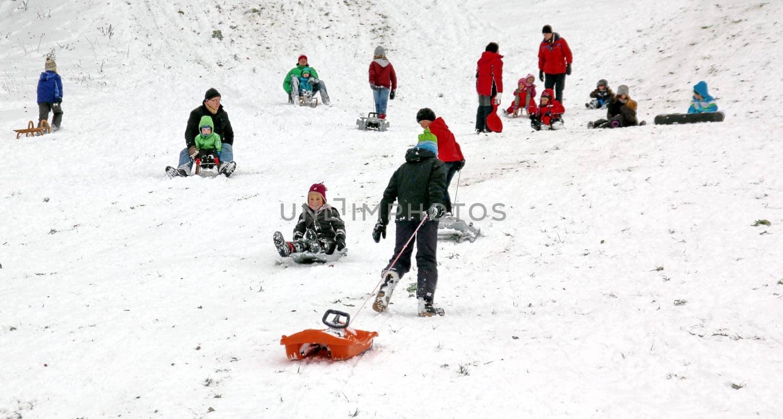 Winter has arrived in the Black Forest: the approximately 15 centimetres of fresh snow have not yet been enough for skiing. To the delight of the children - as here at the 'Kirchwald' in Hinterzarten/Hochschwarzwald - on Sunday could already take part in a tobogganing game.