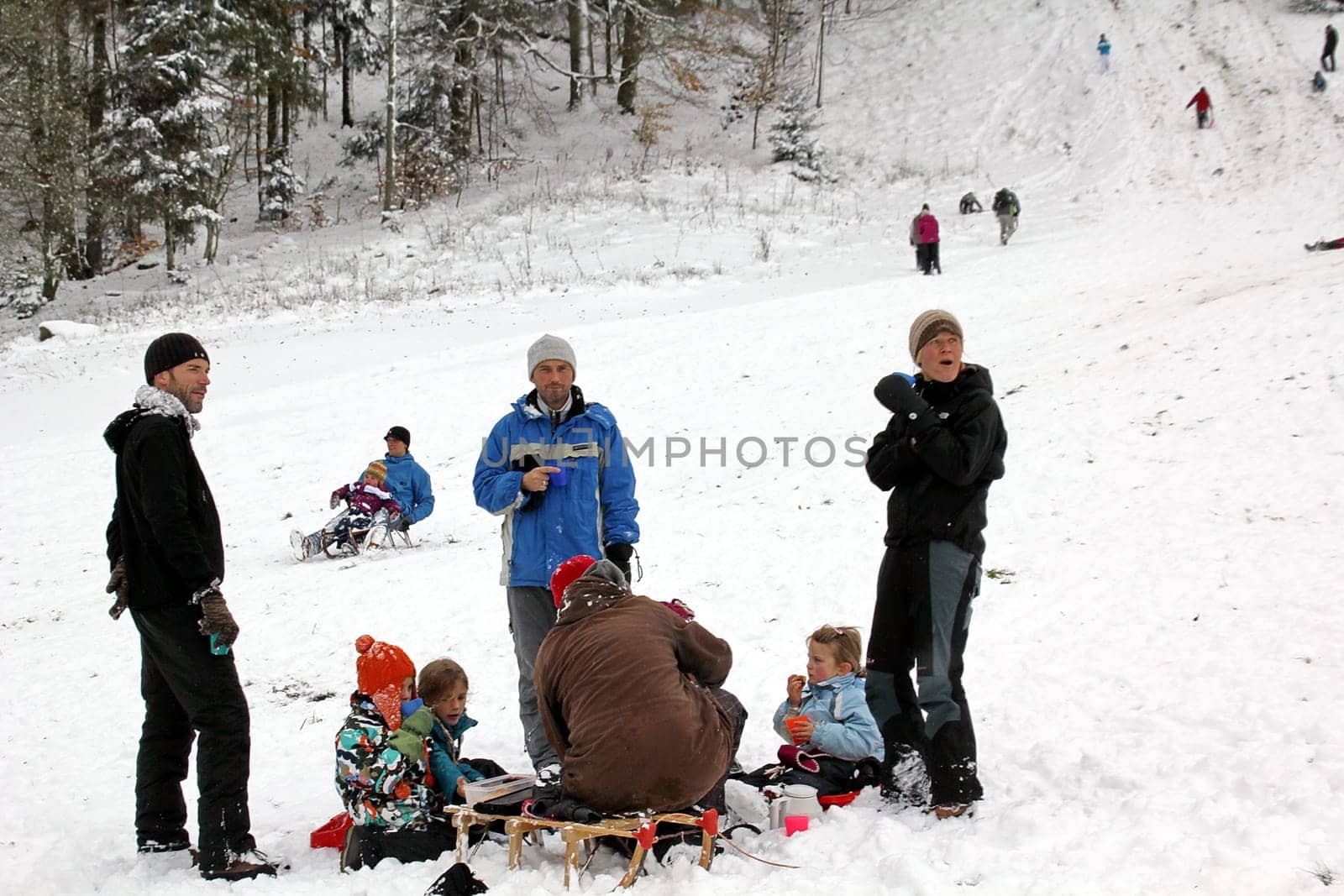 Winter has arrived in the Black Forest: the approximately 15 centimetres of fresh snow have not yet been enough for skiing. To the delight of the children - as here at the 'Kirchwald' in Hinterzarten/Hochschwarzwald - on Sunday could already take part in a tobogganing game.