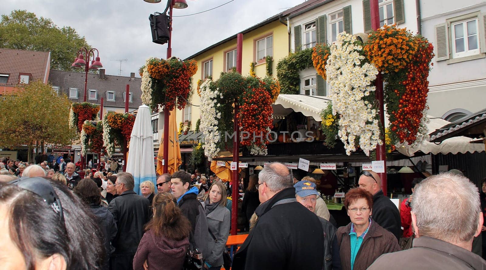 The chrysanthemum in Lahr has been around since 1997. Every autumn,the city centre of Lahr shines in colourful colours. Visitors from Germany and abroad,old and young will get their money's worth when visiting the Chrysanthema. And it is worth taking a souvenir from the chrysanthemum with you: liqueur,beer,soap,oil from chrysanthemums can be purchased there.