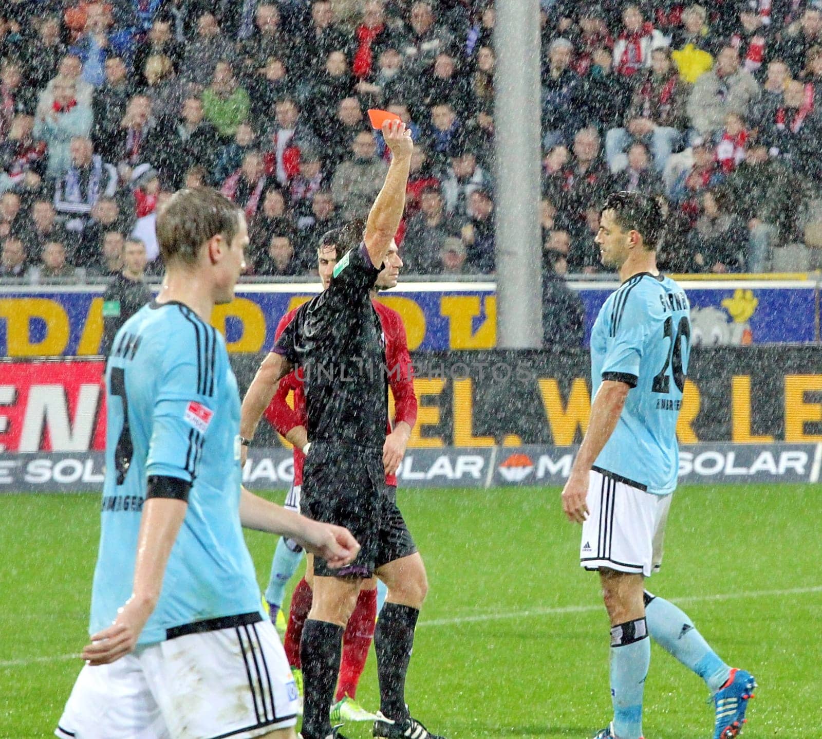 Ampelkarte für Paul Scharner vom HSV nach wiederholtem Foulspiel durch Schiedsrichter Günter Perl