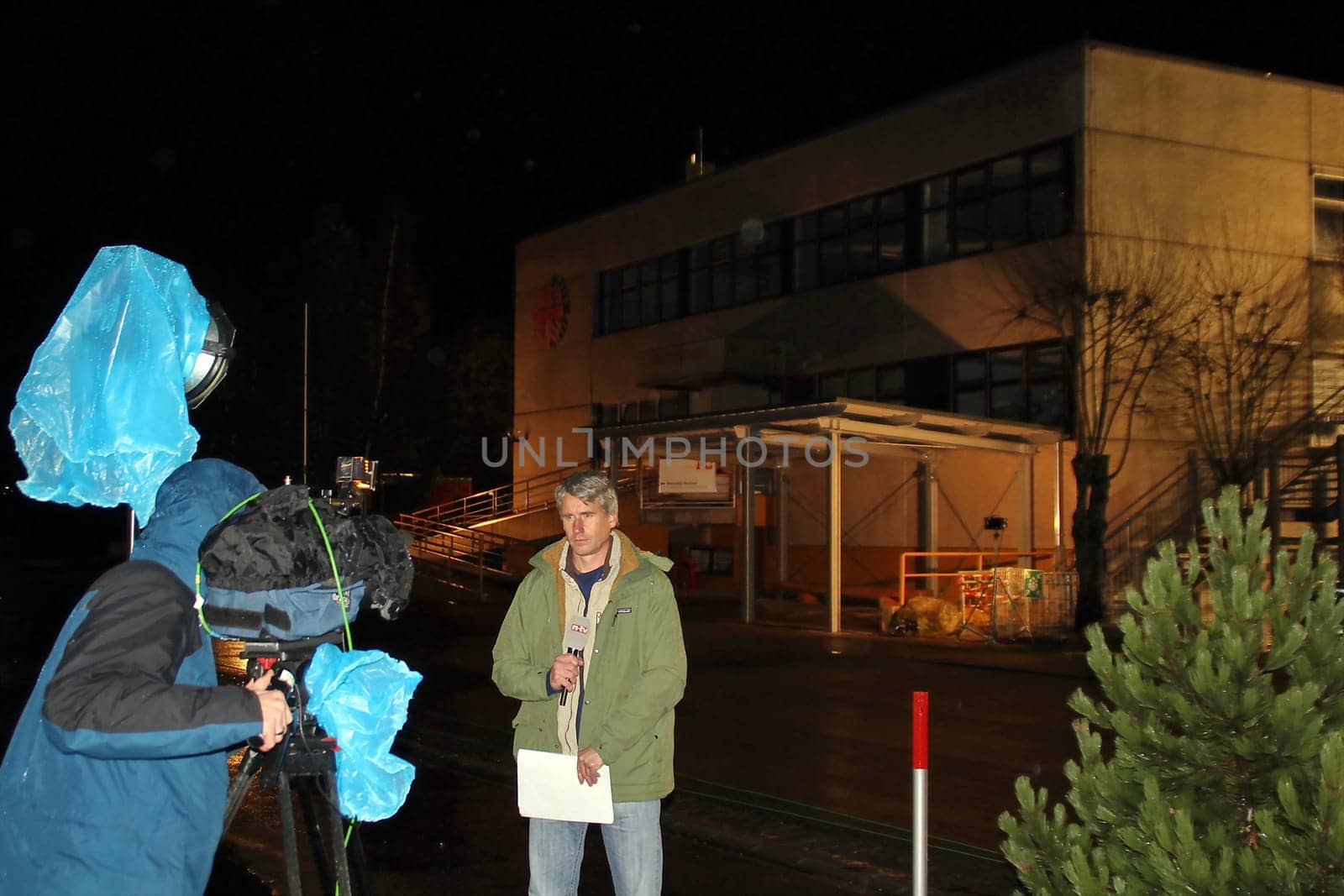 On Monday (26.11.2012) 13 disabled people and an employee of the workshop for the disabled were killed by smoke gas development in a fire accident in Titisee-Neustadt (district-Breisgau-Hochschwarzwald). TV stations report the crash site