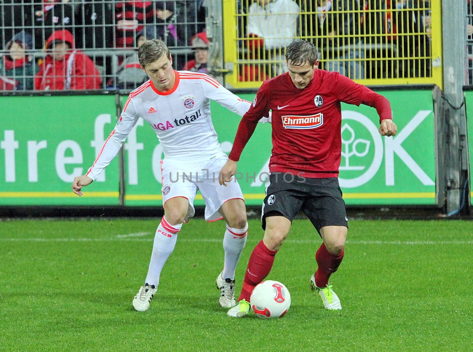 Oliver Sorg (Freiburg) shields the ball against Munich's Toni Kroos