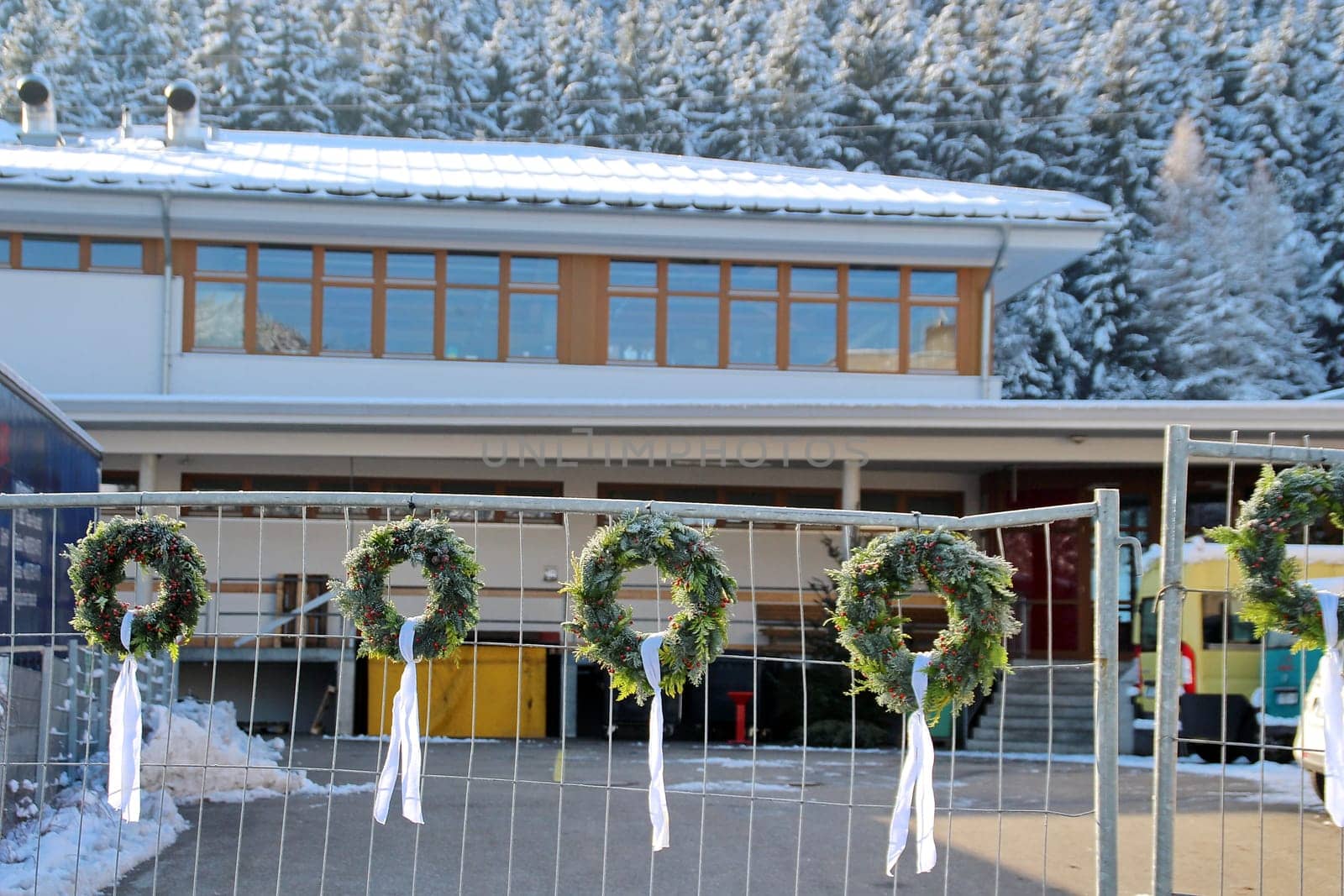 Wreaths with white ribbons take hold of last Monday's fire in Titisee-Neustadt. Fourteen people were killed in the workshop for the disabled.