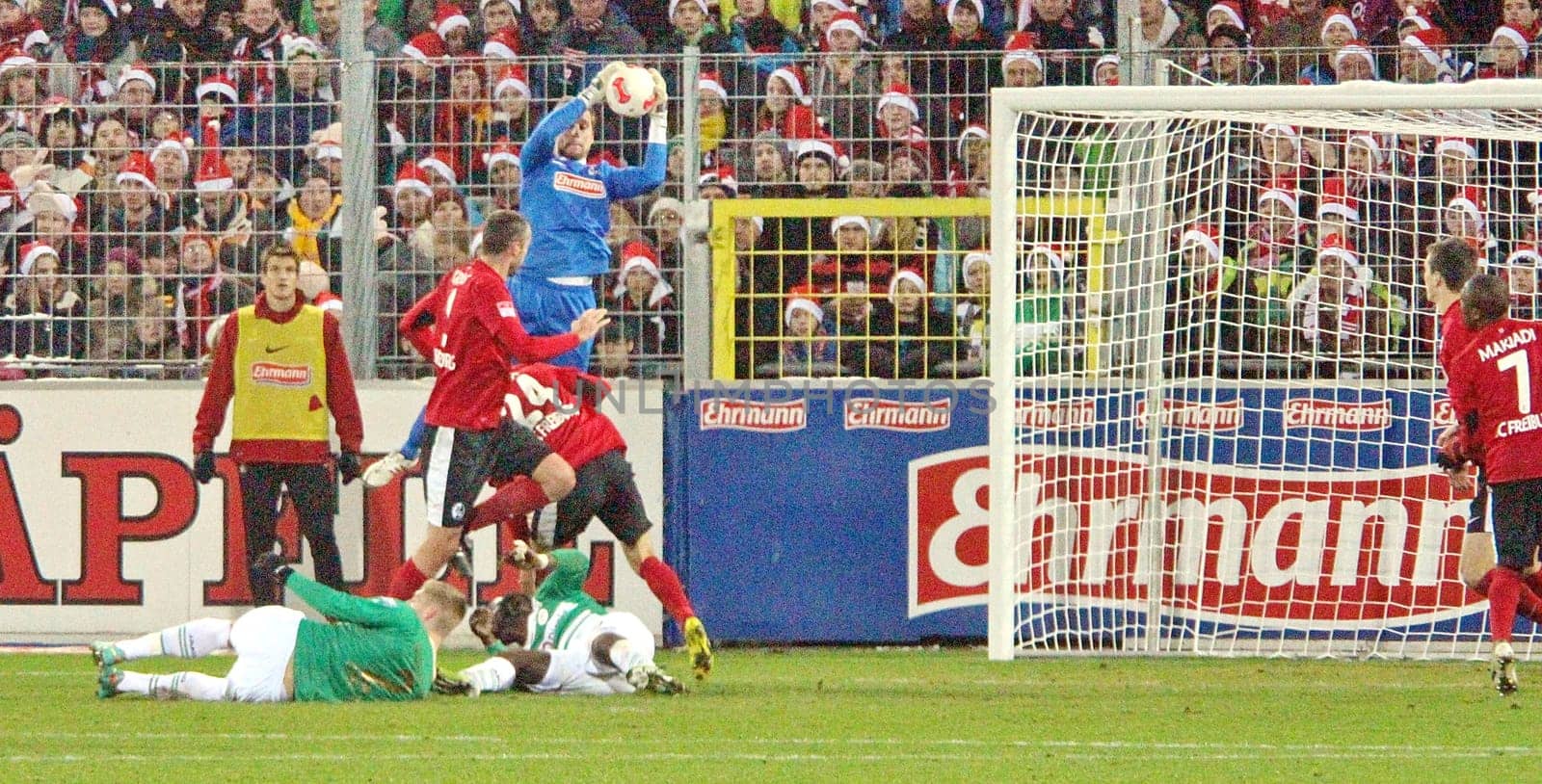 Oliver Baumann, Torhüter des SC Freiburg ist der Turm in der Festung und hält den 1:0 Sieg gegen Fürth fest