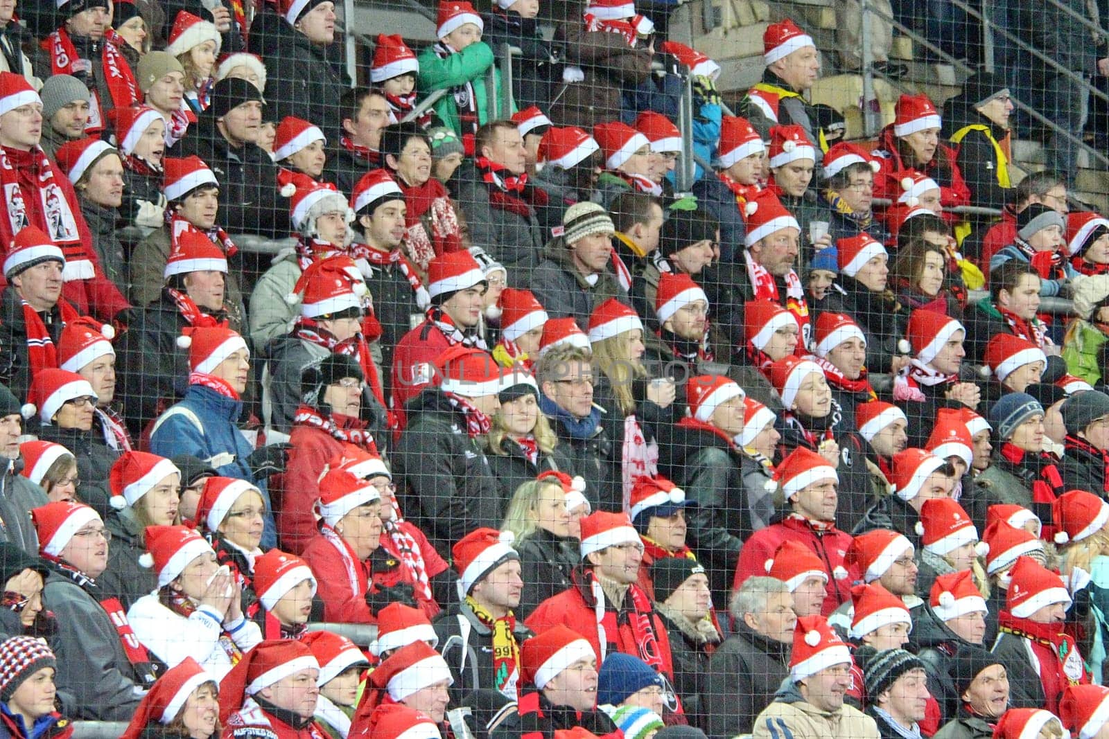 Freiburger WEihnachtsmänner feiern SC-Sieg gegen Fürth