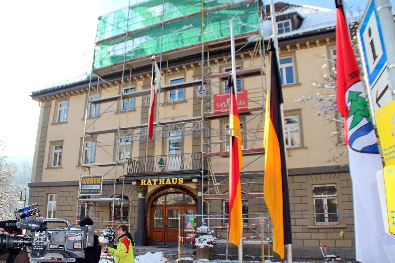 Funeral flag in front of the town hall of Titisee-Neustadt. In the cathedral next door,the people said goodbye to the 14 people who died.