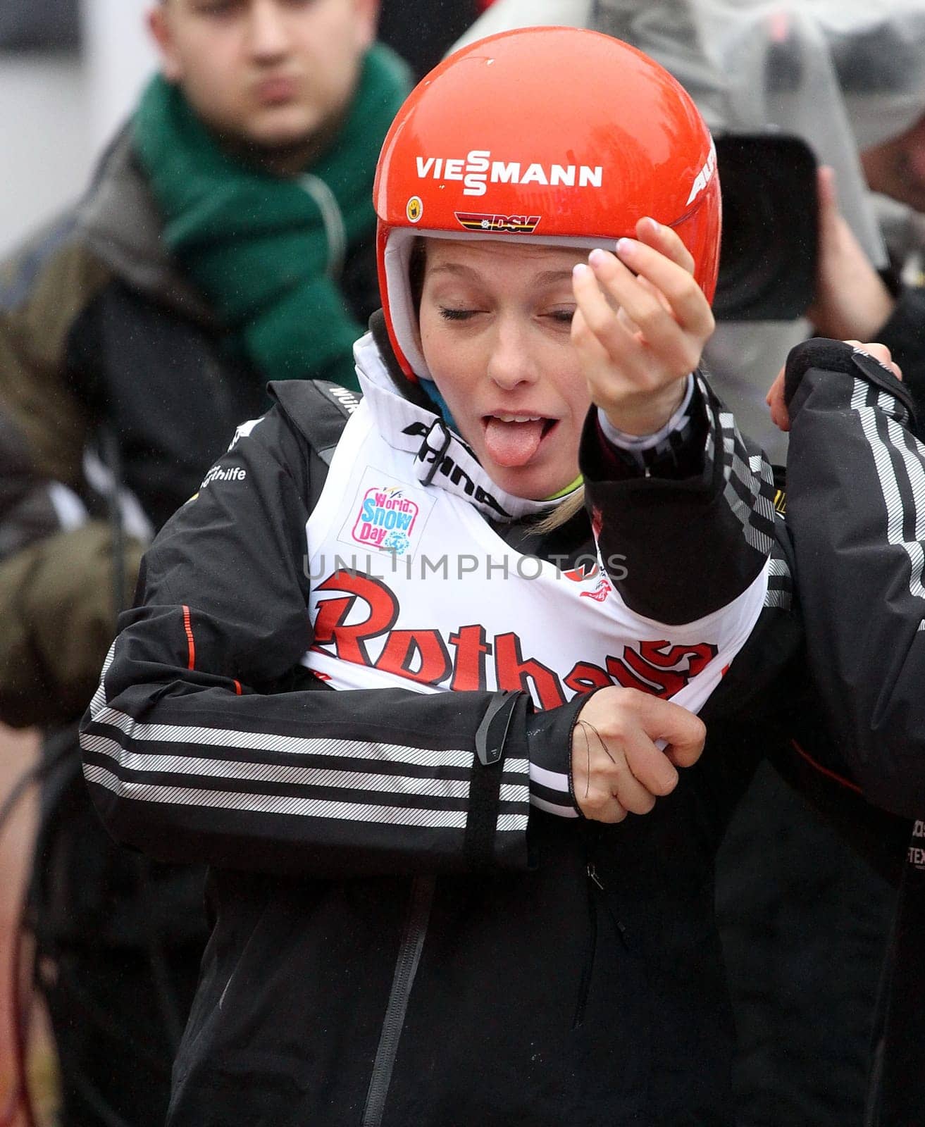 Melanie Faißt takes a breather and takes off the race number