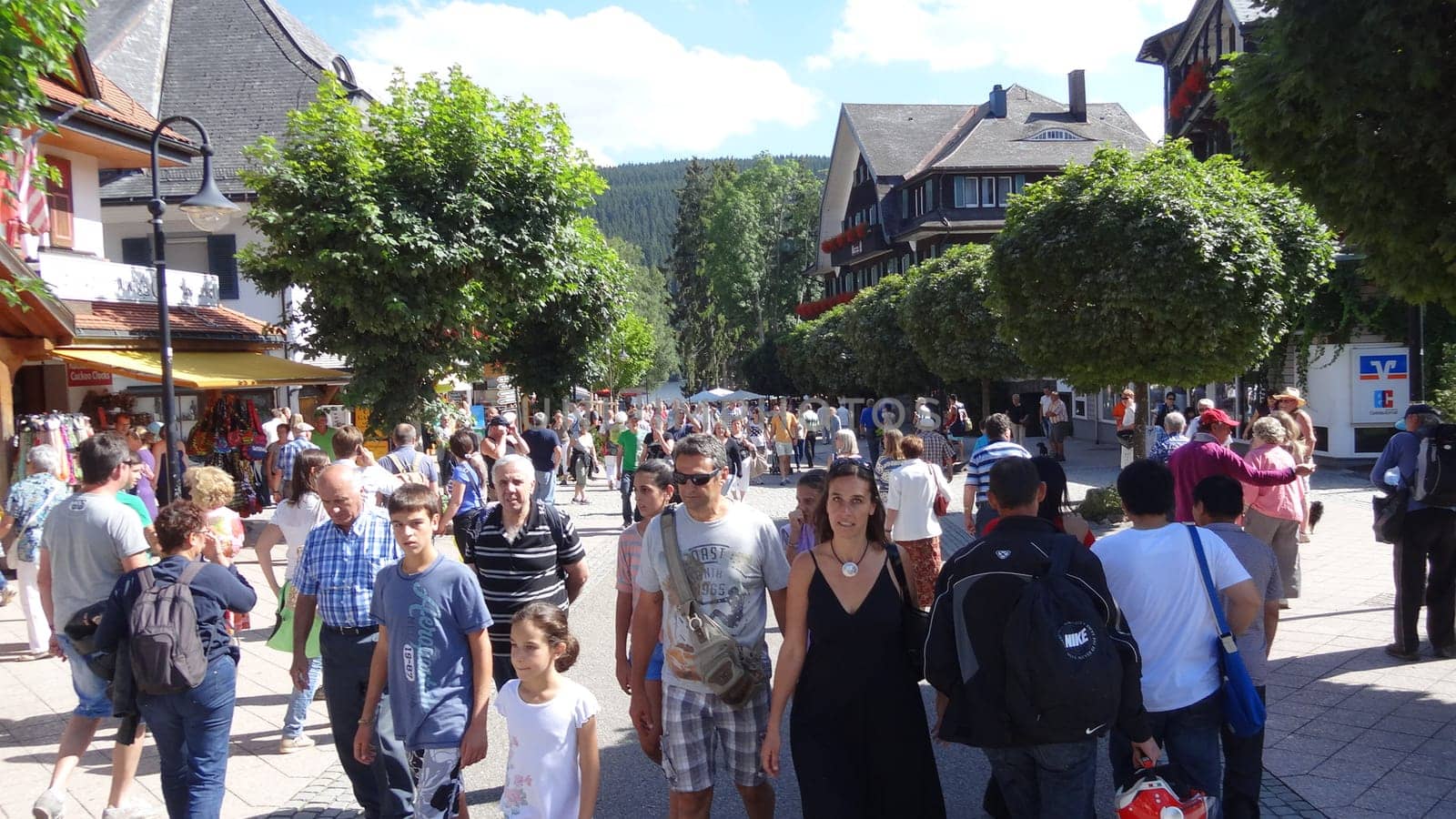 Popular Gold Coast: People as far as the eye can see - thousands of tourists are currently flocking to the 'Gold Coast' of Titisee.