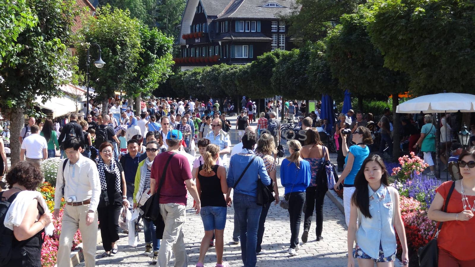 Popular Gold Coast: People as far as the eye can see - thousands of tourists are currently flocking to the 'Gold Coast' of Titisee.