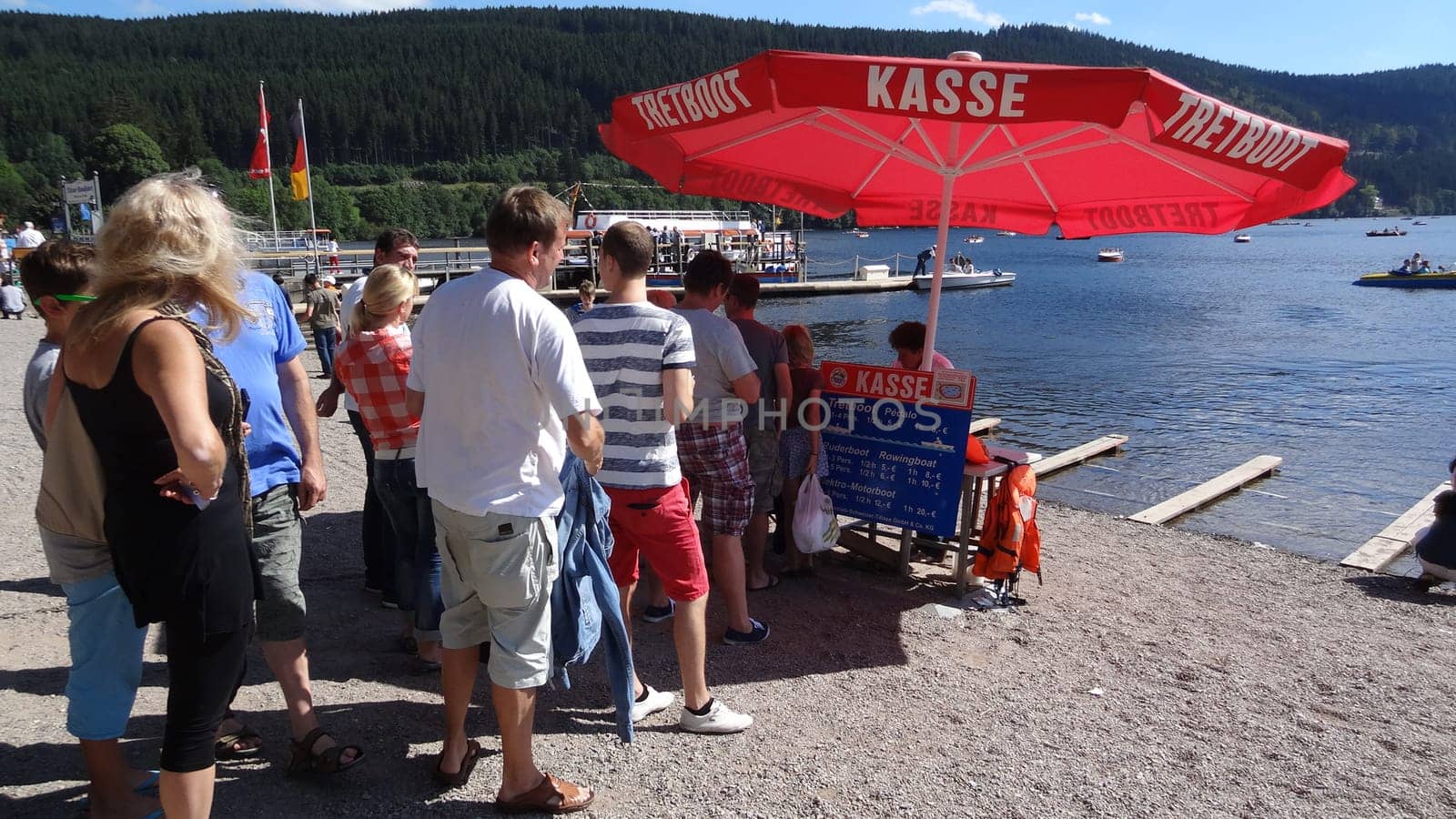 Popular Gold Coast: Long queues formed to the delight of boat rental companies on Lake Titisee - thousands of tourists are currently flocking to the 'Gold Coast' of Titisee.