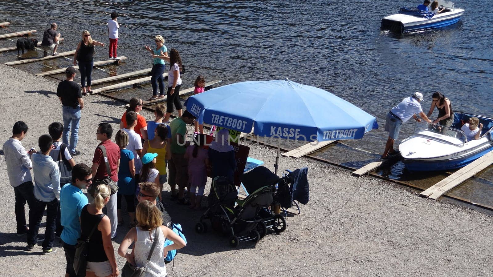 Popular Gold Coast: Long queues formed to the delight of boat rental companies on Lake Titisee - thousands of tourists are currently flocking to the 'Gold Coast' of Titisee.