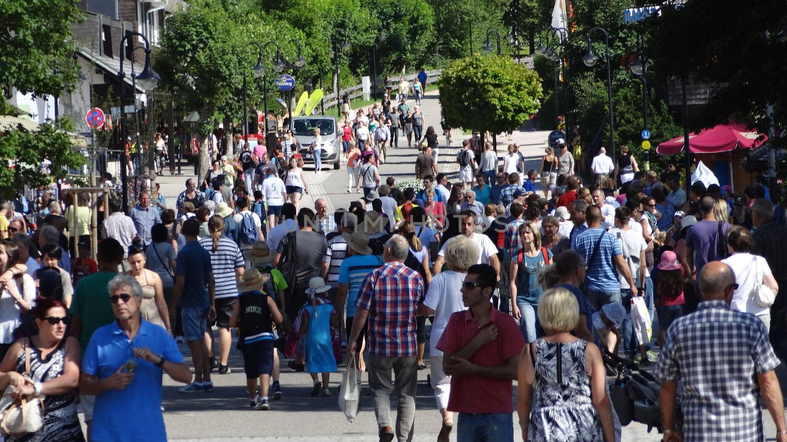 Popular Gold Coast: People as far as the eye can see - thousands of tourists are currently flocking to the 'Gold Coast' of Titisee.