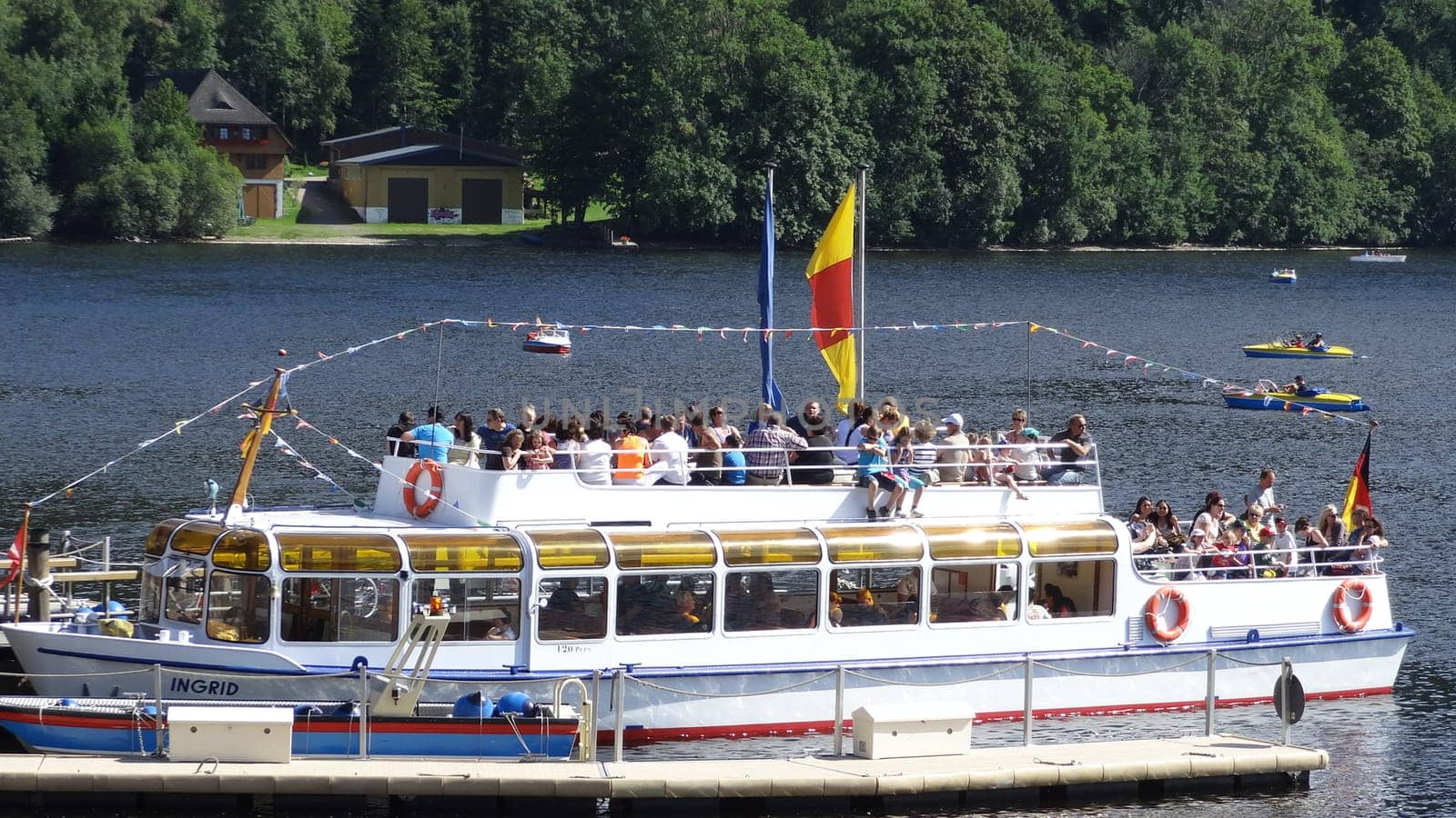 Popular Gold Coast: People as far as the eye can see - thousands of tourists are currently flocking to the 'Gold Coast' of Titisee.