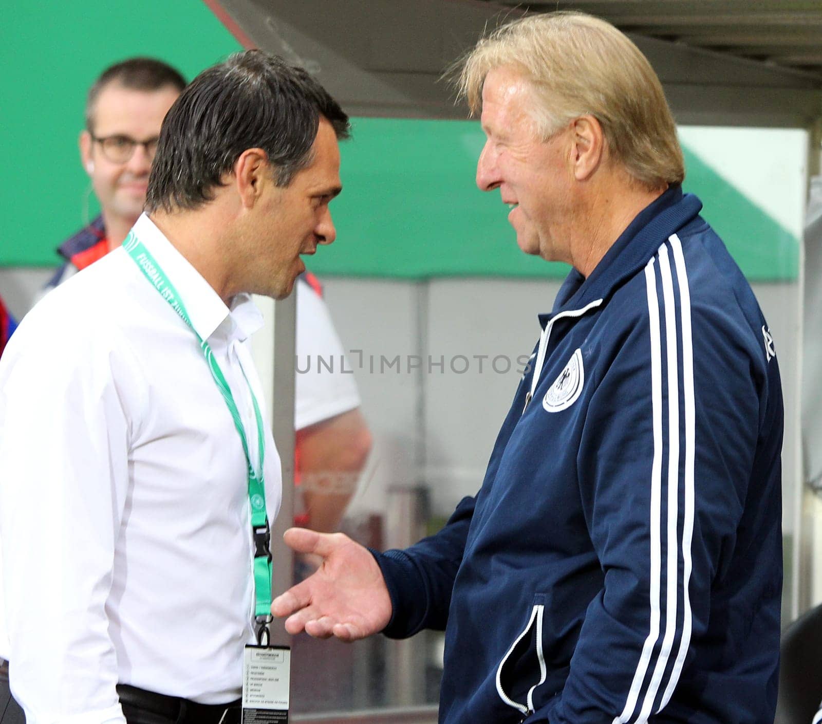 In conversation: The two U-21 coaches Horst Hrubesch (right) and ex-Bavaria player Willy Sagnol - Football match in Freiburg: Germany vs France (U 21)