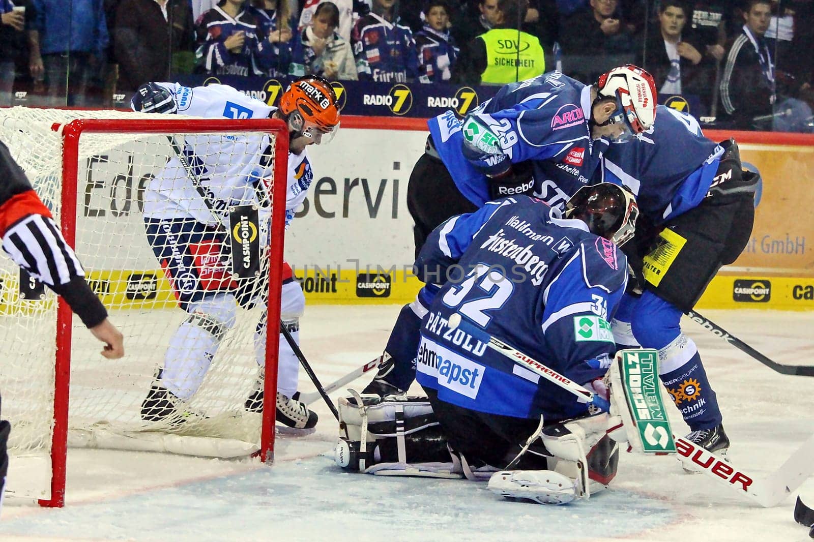 Thick air in front of the wild wings gate. Where is the puck?  Goalkeeper Pätzold keeps track - German Hockey League (DEL),3rd Spoke: SERC Wild Wings vs. Iserlohn Roosters
