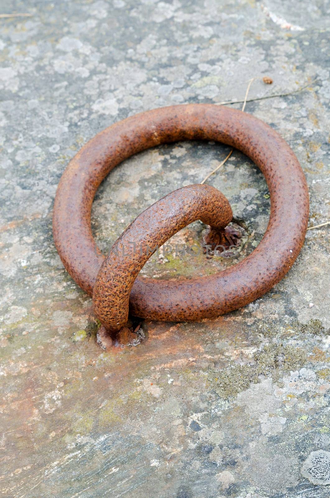 one rusty mooring loope on the mount