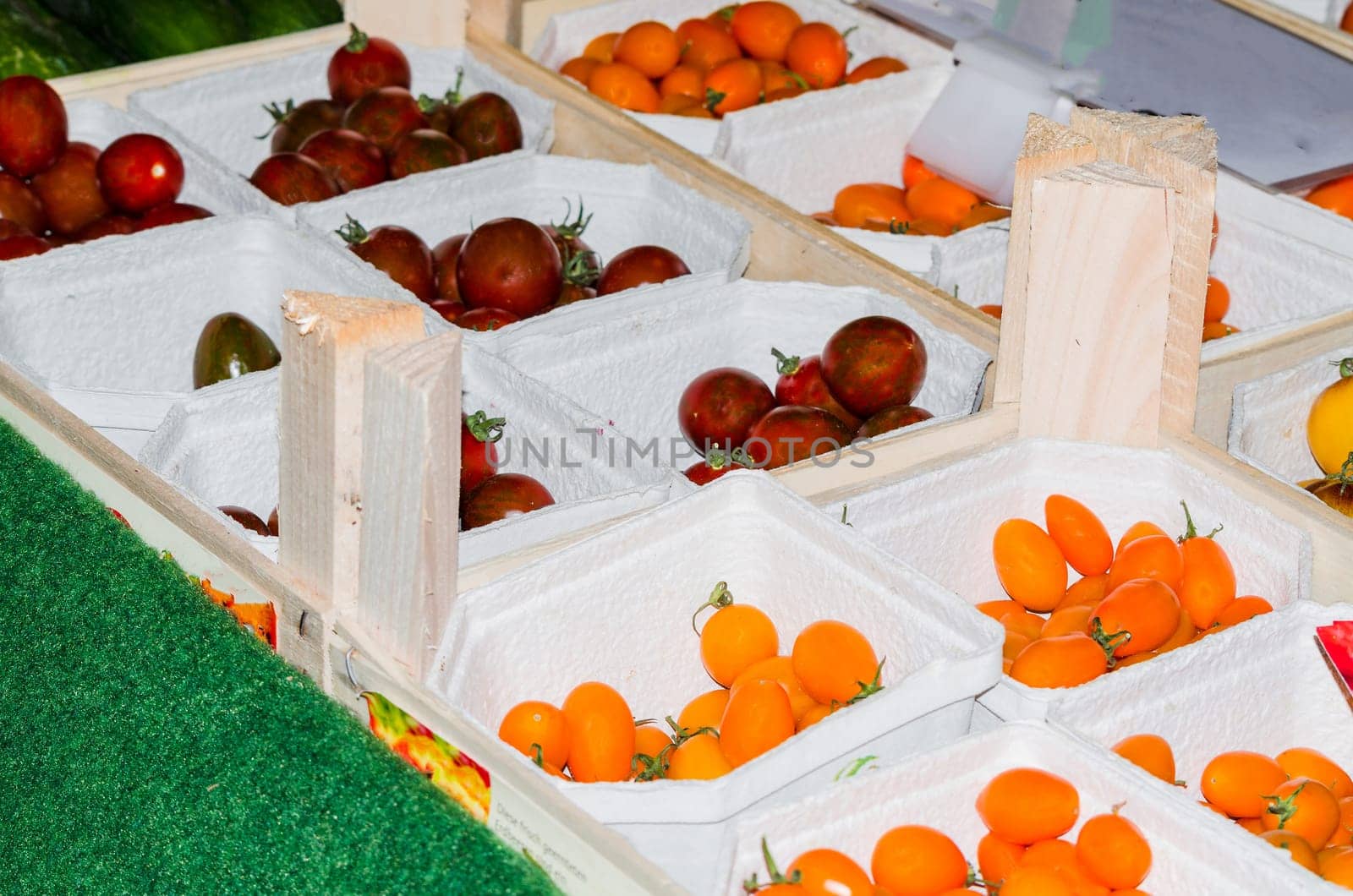 Different tomato varieties and varieties in white bowls.