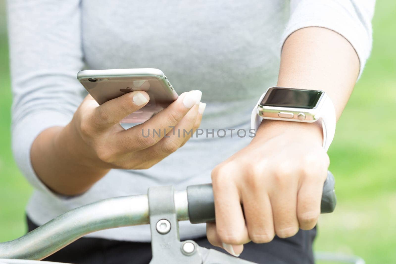 BANGKOK, THAILAND - oct 29, 2015: Women using application on iphone 6 and apple watch technology