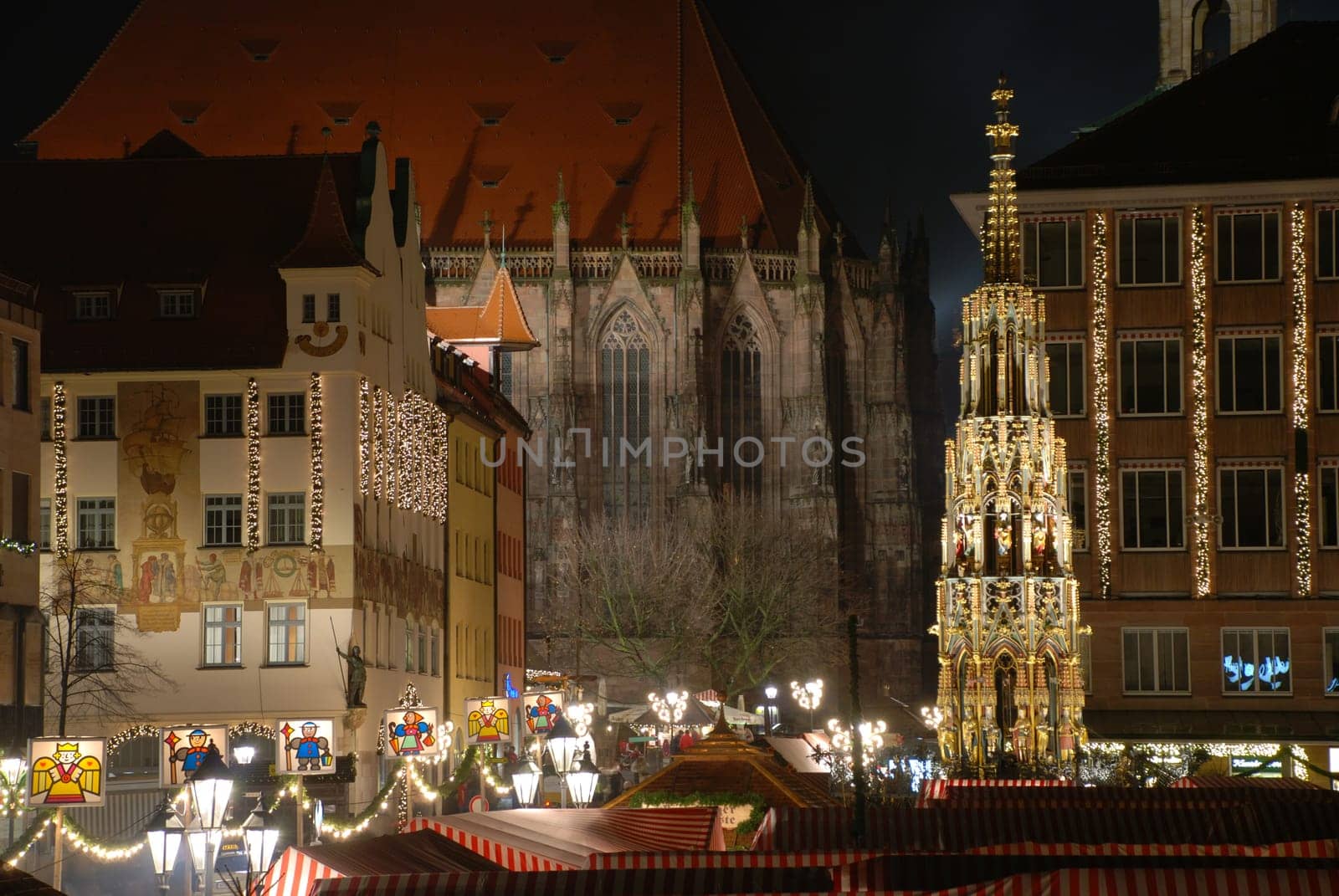 Christkindlesmarkt Nuremberg Nuernberg Hauptmart Schöner Brunnen Sebalduskirche Town Hall Christmas Christmas Market Night IHK Saying Nuremberger Tand goes through all the Land Merchant Train Lighting