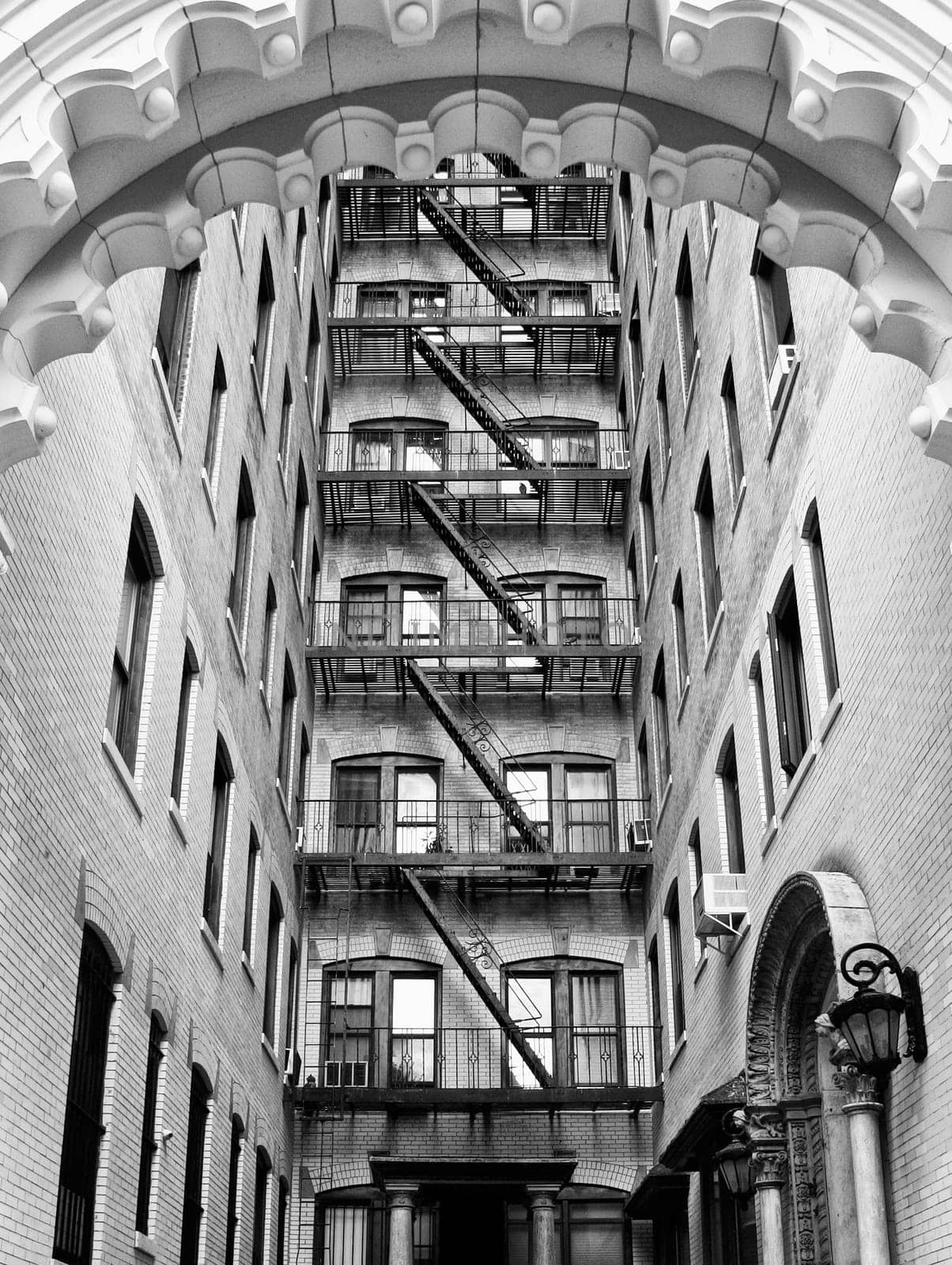 Nice arch doorway giving acces to an apartmente builgind close to central park, New York