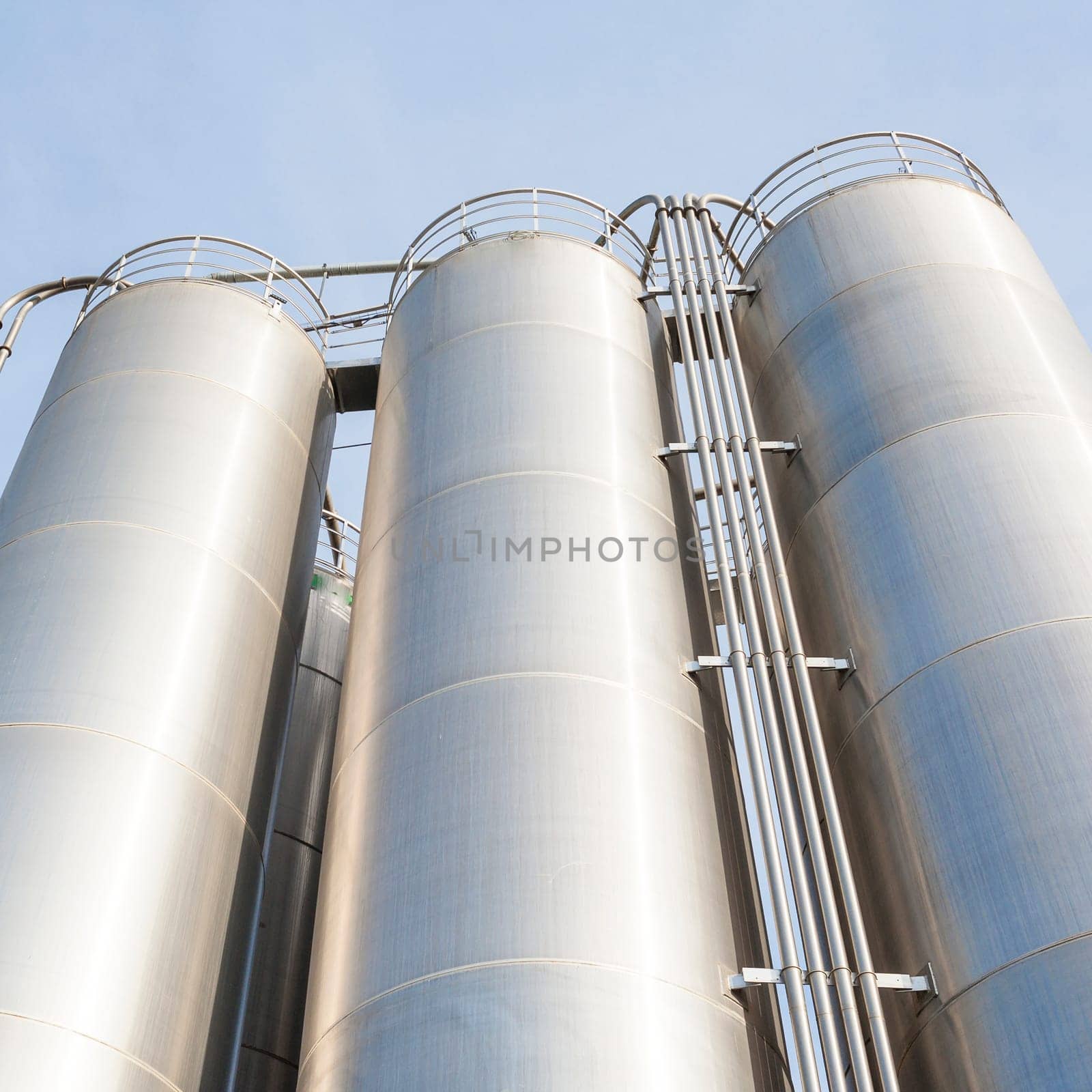 Industrial silos for chemical production, by stainless steel