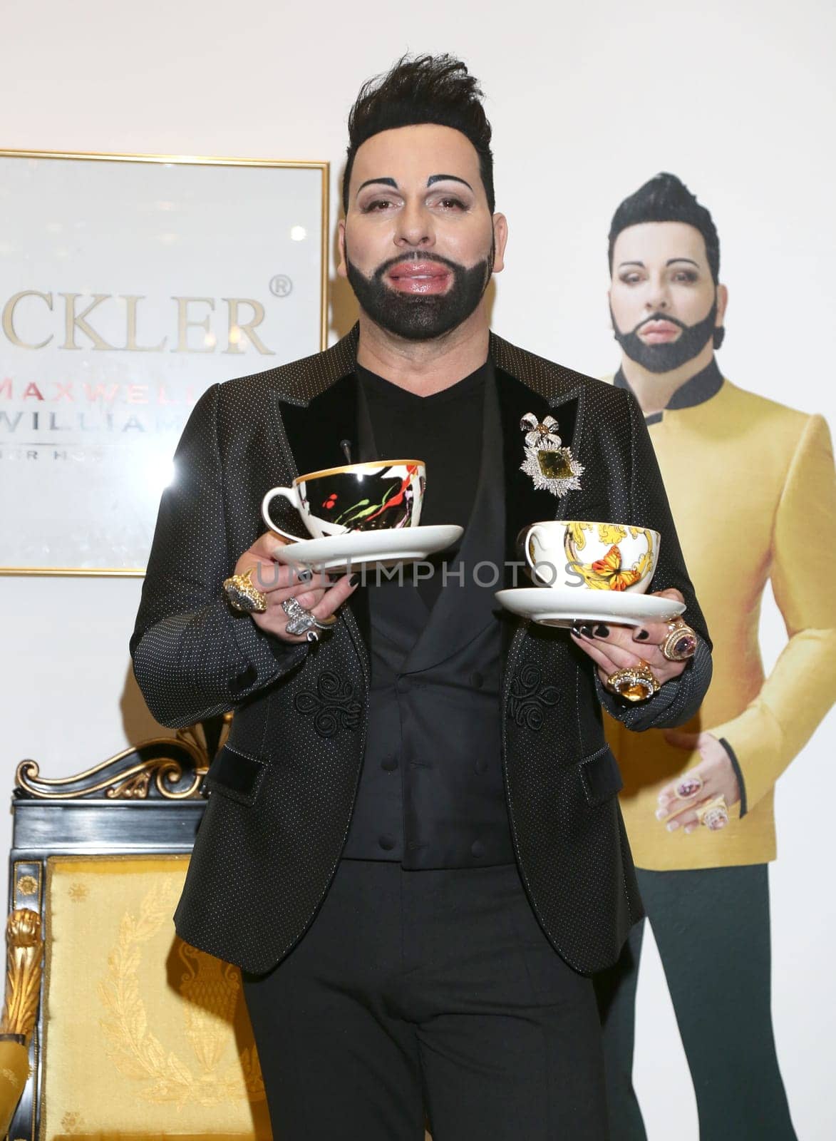 Harald Glööckler stellt s porzellancollection GLOEOECKLER by MAXWELL & WILLIAMS bei der Ladiesnight im Moebellhaus Schulenburg Hamburg-Halstenbek vor,27.11.2015