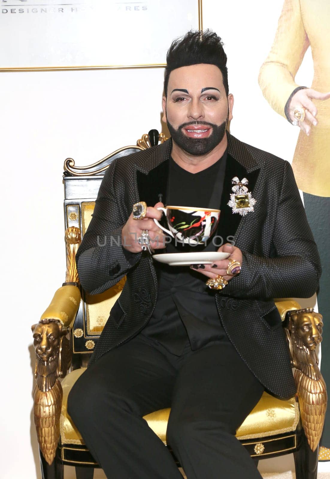 Harald Glööckler stellt s porzellancollection GLOEOECKLER by MAXWELL & WILLIAMS bei der Ladiesnight im Moebellhaus Schulenburg Hamburg-Halstenbek vor,27.11.2015