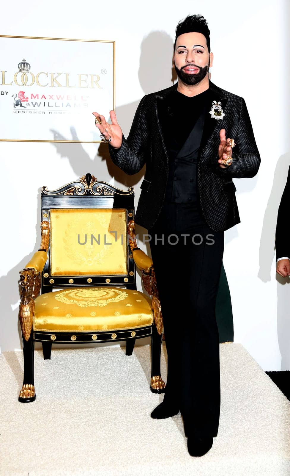 Harald Glööckler stellt s porzellancollection GLOEOECKLER by MAXWELL & WILLIAMS bei der Ladiesnight im Moebellhaus Schulenburg Hamburg-Halstenbek vor,27.11.2015