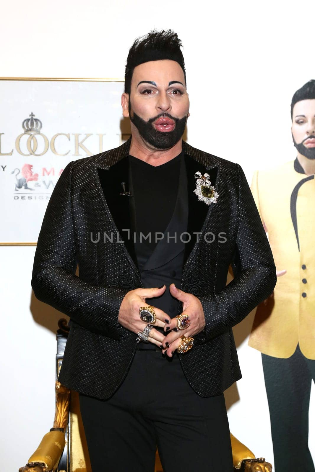 Harald Glööckler stellt s porzellancollection GLOEOECKLER by MAXWELL & WILLIAMS bei der Ladiesnight im Moebellhaus Schulenburg Hamburg-Halstenbek vor,27.11.2015