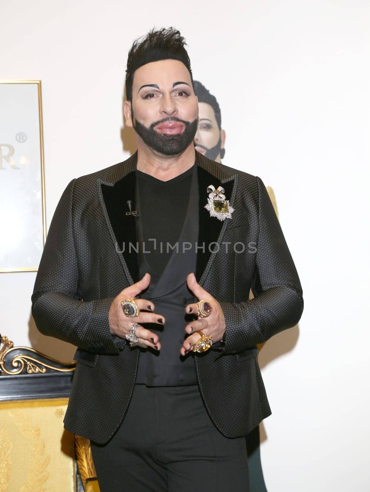 Harald Glööckler stellt s porzellancollection GLOEOECKLER by MAXWELL & WILLIAMS bei der Ladiesnight im Moebellhaus Schulenburg Hamburg-Halstenbek vor,27.11.2015