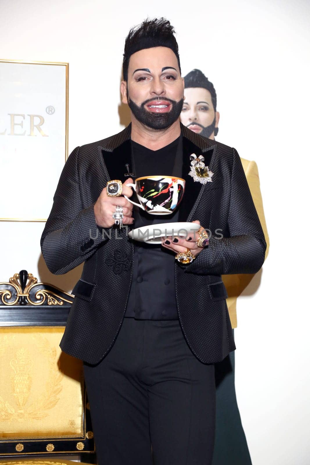 Harald Glööckler stellt s porzellancollection GLOEOECKLER by MAXWELL & WILLIAMS bei der Ladiesnight im Moebellhaus Schulenburg Hamburg-Halstenbek vor,27.11.2015