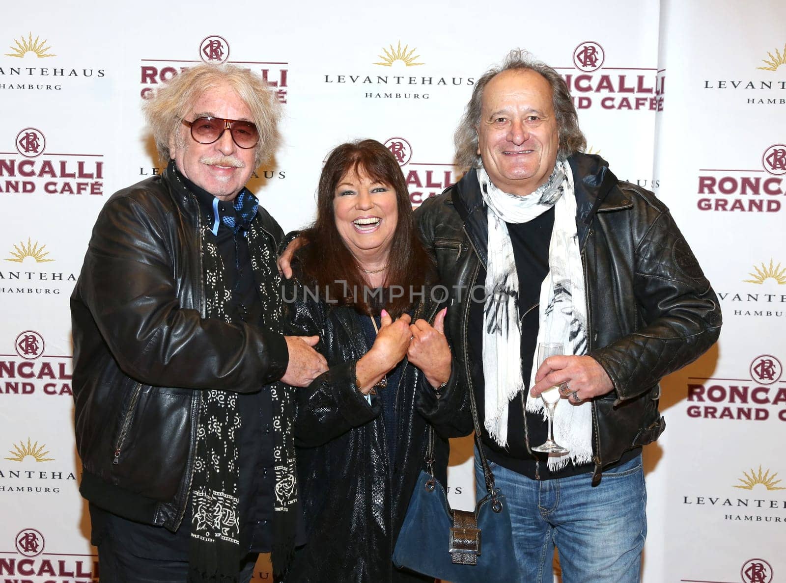 Bernhard Paul, Uschi Nerke und Joerg Sonntag Roncalli Grand Cafe Eroeffnung  im Levanthehaus Hamburg am 01.12.2015
